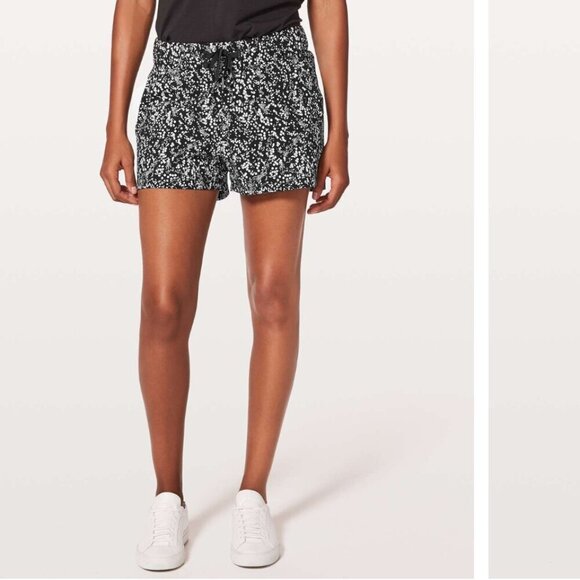 Lululemon On The Fly Short 2.5" Chirasu Black Size 8 - Picture 2 of 8